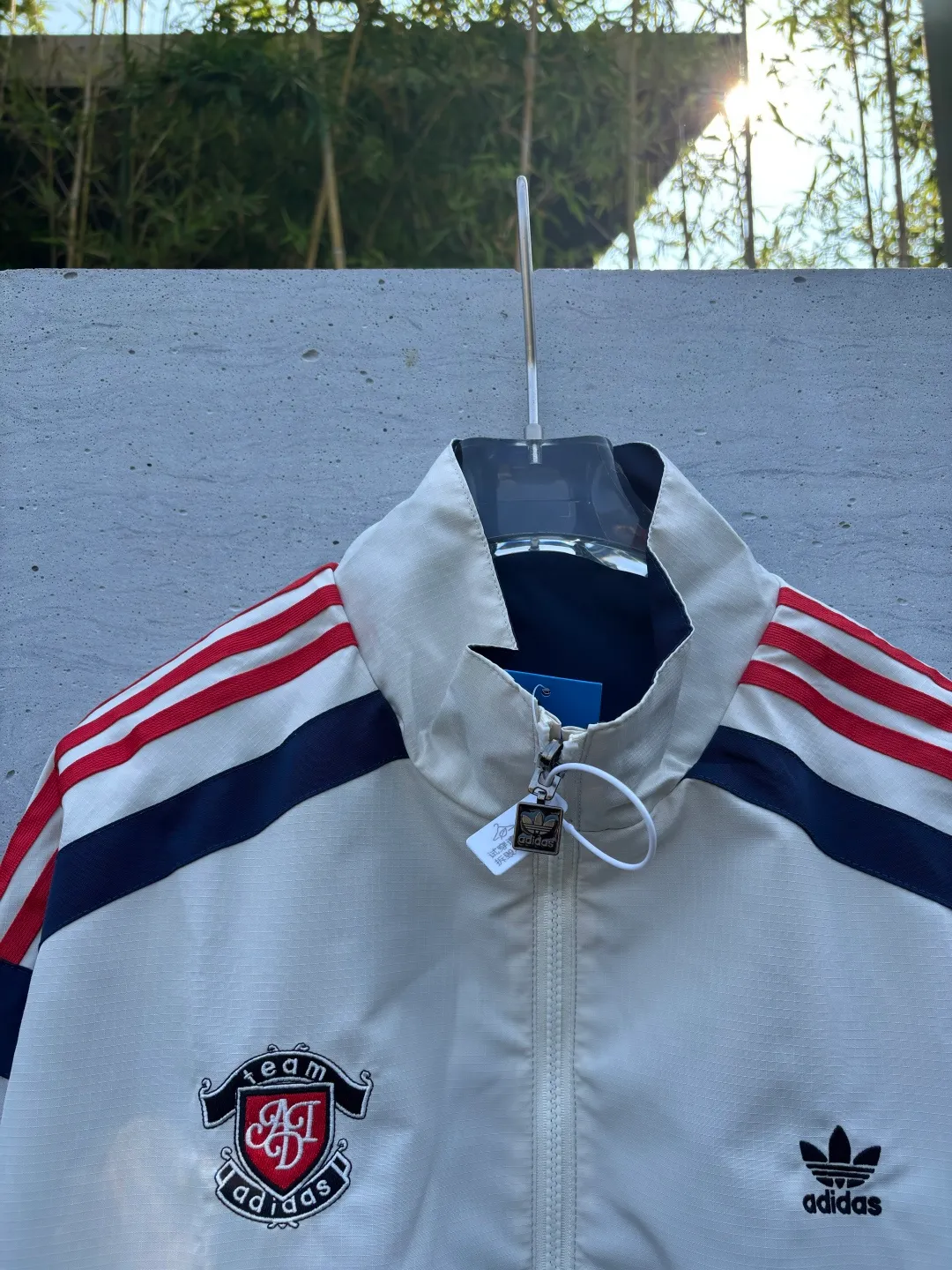 Reversible thin jacket📝𝟭𝟬𝟲𝟴𝟳# Exclusive real shot/difference between various stolen pictures and online picture versions on the market [Top version·Adidas Adidas Clover Men's and Women's Same Stylel H REV JKT Jacket Official website synchronization] ✅Full set of 1:1 customized accessories ➕Customized three-label ➕𝗬𝘂𝗮𝗻 version hang tag ➕𝗹𝗼𝗴𝗼 packaging bag🔥 ➕Scan the tag to enter the official website. ✅The top version, ins Xiaohongshu has many bloggers wearing it. ✅Adi’s absolute Hot Sale star Same Style details are online, feel free to compare! Classic embroidery on the chest, fixed color and classic three-bar stripes, Classic will never go out of style! Versatile is not picky, the original model is perfect for the upper body, so buy it with your eyes closed! "Self-view of quality control with real photos of store owner's details" What you see is what you get # Full text real photos 📷 Never save a penny of cost! ! ! ⭕The high version of the best products🐮is different from the junk products in the market🗯️The same picture but different prices means different versions. ❌Don’t be fooled by the same copywriters and pirated pictures from outside that mix and distribute high-luxury pictures at low prices. After comparing the quality, you will know where the gap is. Don’t lie. I don’t guarantee that my products are the cheapest, but I definitely guarantee that they are worth every penny of your hard-earned money! ‼ ️We don’t slash prices or lower prices, we supply products with heart and only make high-end versions!!! Breasts Jimei must see the details of my home clearly, the pictures of my home are all taken by the owner himself❤️ Color: White Size: S-XXL